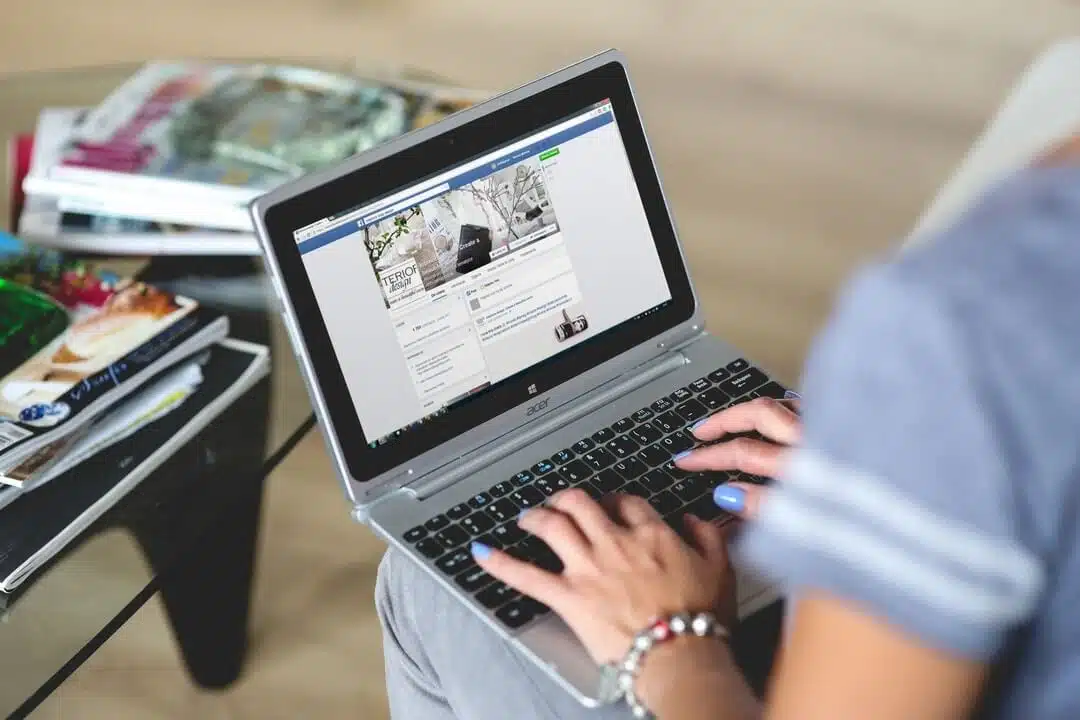 Woman organizing her inbound marketing contents on her computer